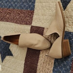 Lucky Brand Beige Textured Leather Loafers Shooties Size 9.5